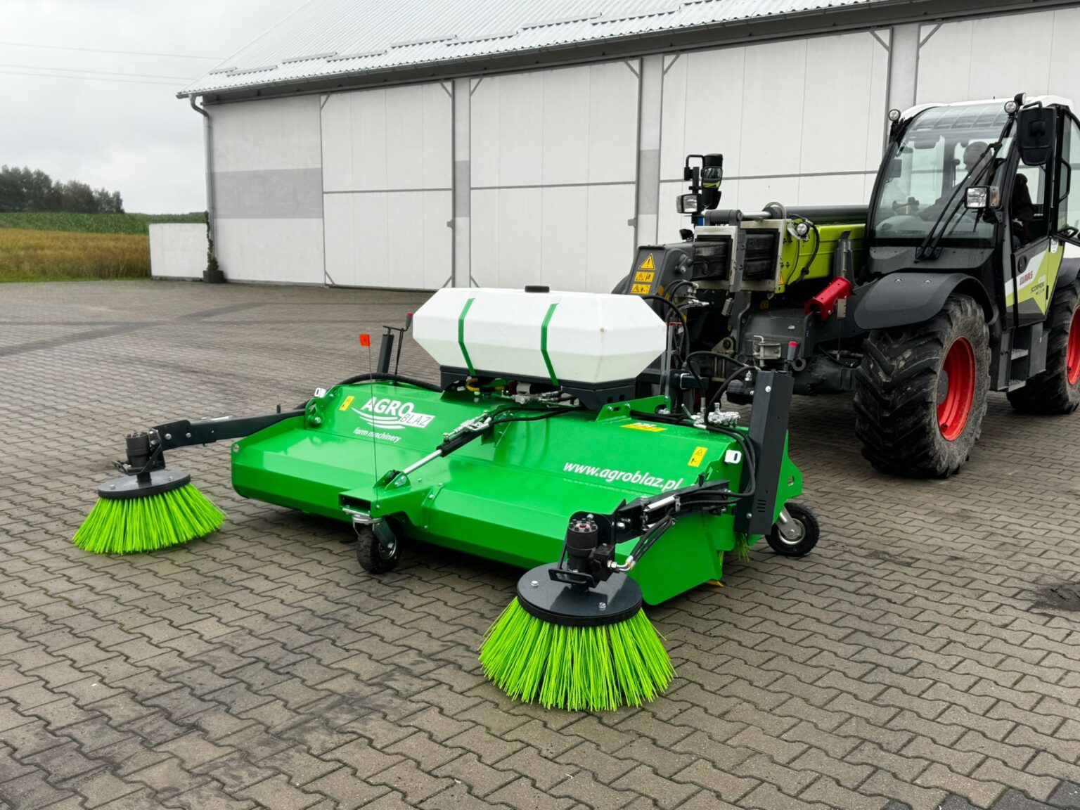 Zielona zamiatarka Agroblaz, maszyna do utrzymania higieny
