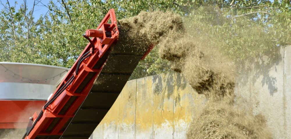 Dlaczego warto rozdrabniać słomę do TMR i jaki rozdrabniacz wybrać? Rozdrabniacz BIZON
